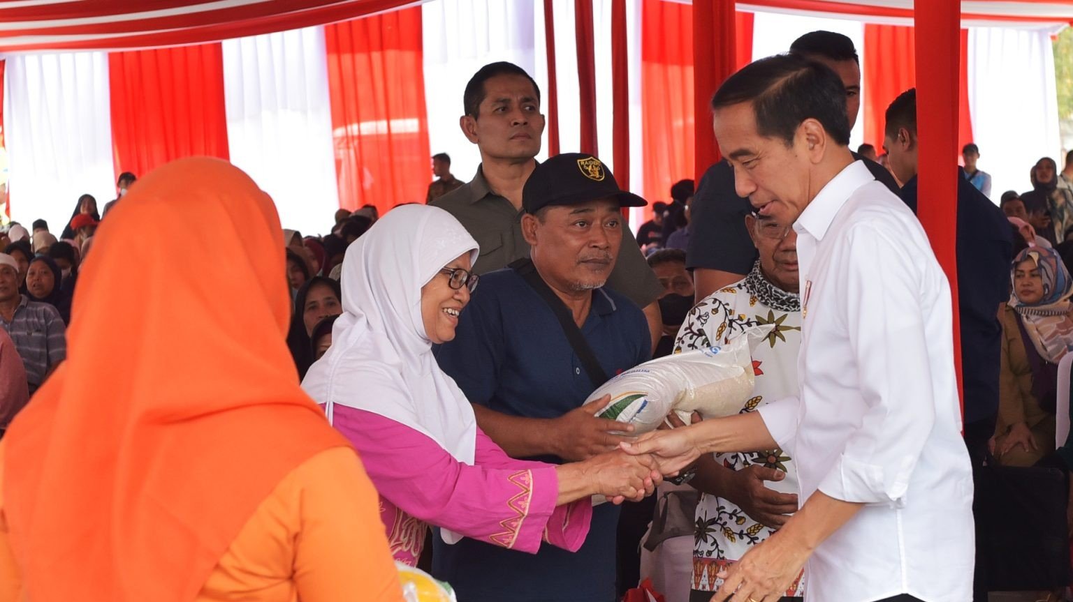 Presiden Joko Widodo saat berikan beras ke KPM di Kelapa Gading (SinPo.id/ Setkab)