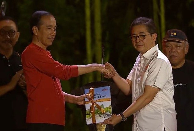 Presiden Jokowi menerima buku Peta Jalan menuju Indonesia Emas 2045 dari Ketua Umum Kadin Indonesia Arsjad Rasjid. (SinPo.id/Antara)