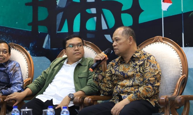 Anggota Bawaslu Totok Hariyono (kanan) saat menjadi narasumber dalam diskusi bersama Media di Gedung Media Center DPR RI, Jakarta, Selasa 19 September 2023