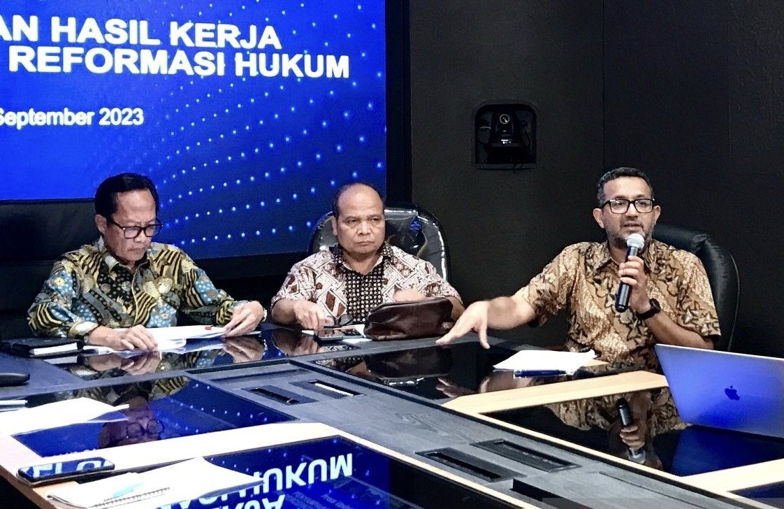 Anggota Tim Percepatan Reformasi Hukum Rifqi Sjarief Assegaf (kanan) saat jumpa pers di Jakarta pada Jumat, 15 September 2023. (SinPo.id/Antara)