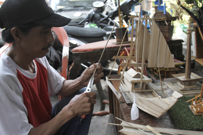 UMKM Kerajinan kayu kemanggisan kapal milik bapak Eko pemasarannya hingga seluruh Indonesia (Ashar/SinPo.id)