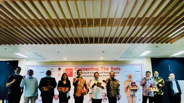 Ketua Umum AMKI Frans Meroga Panggabean (kelima dari kanan) dalam acara Cooperative Outlook: Connecting The Dots yang diselenggarakan oleh Angkatan Muda Koperasi Indonesia. (SinPo.id/Istimewa)