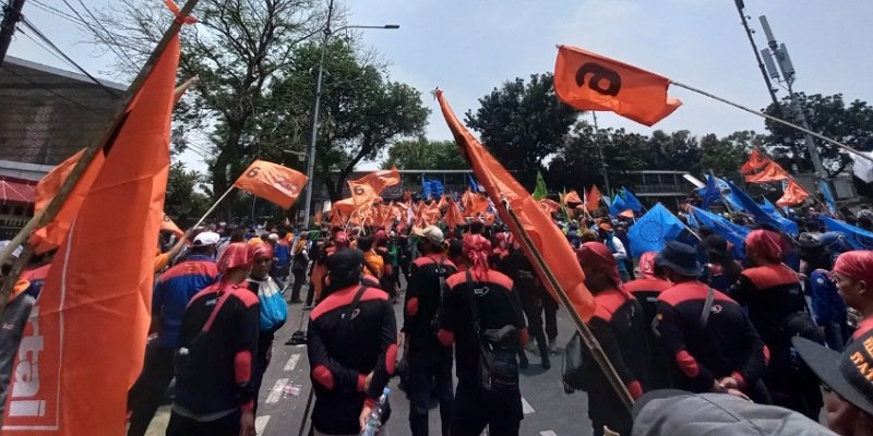 Para buruh mulai berdatangan di Patung Kuda, Jakarta (Sinpo.id/Khaerul Anam)