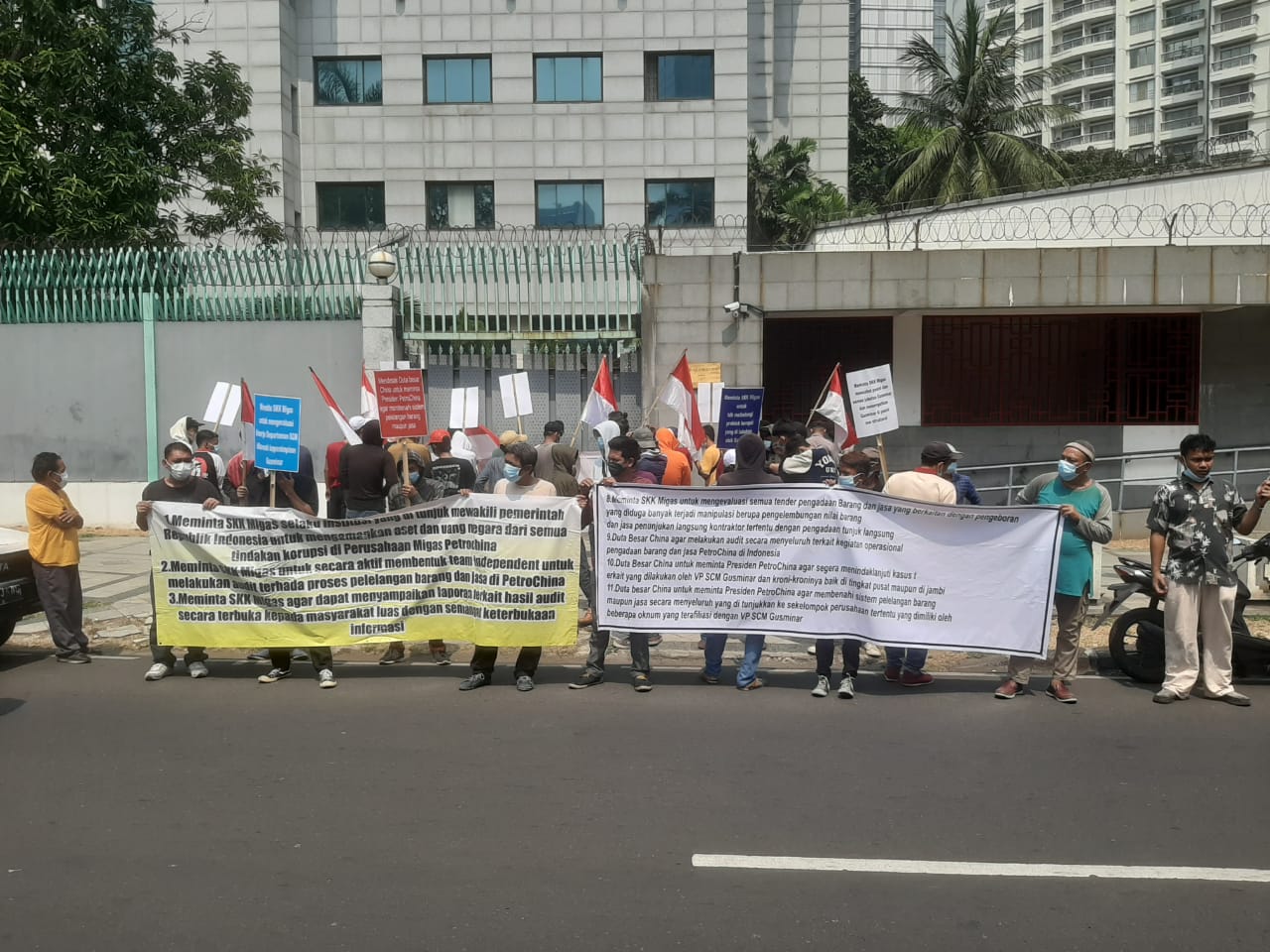 Kelompok Aliansi Anti Korupsi saat menggelar aksi di depan Kedutaan Besar China,