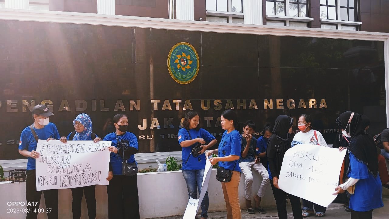 Warga Kampung Bayam demo menuntut kejelasan (Sinpo.id/Sigit Nuryadin)