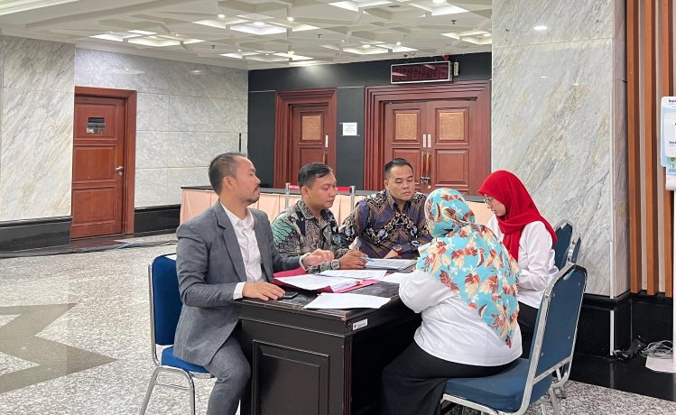 Tim Advokat Pengawal Konstitusi saat melaporkan Arief Hidayat ke MKMK (SinPo.id/ Tim Media)