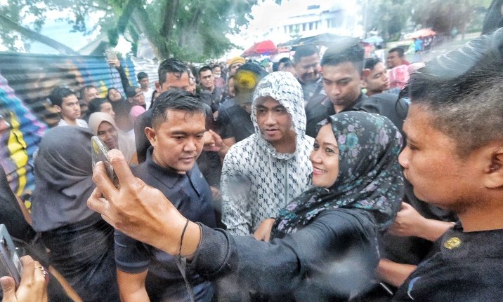 Antusiasme warga Medan menyambut cawapres Gibran Rakabuming (SinPo.id/ Tim Media)