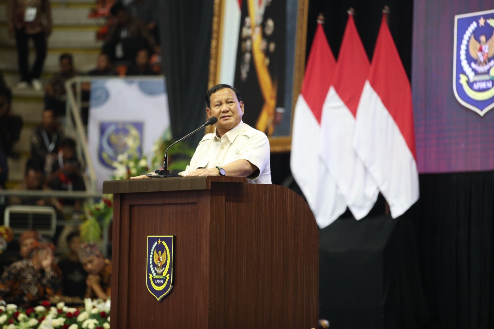 Menhan Prabowo Subianto menghadiri Rakerda Asosiasi Pemerintah Desa Seluruh Indonesia (APDESI) Jawa Barat (Jabar) 2023 di GOR C-Tra Arena Bandung pada Kamis, 23 November 2023. (SinPo.id/Tim Media)