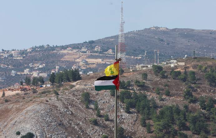 Bendera Hizbullah bersandingan dengan bendera Palestina (Sinpo.id/Reuters)