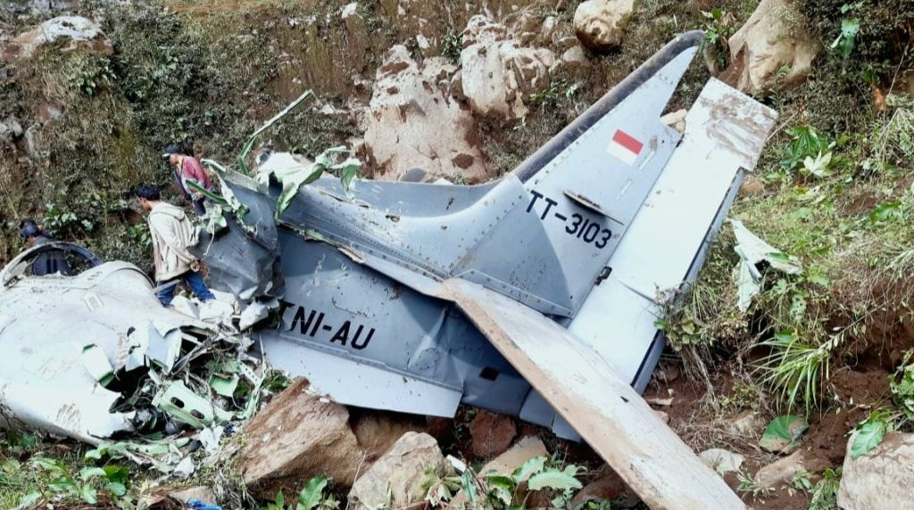 Puing pesawat TNI jatuh di pasuruan. (SinPo.id/tangkapan layar video amatir)