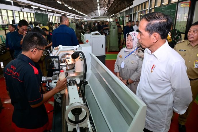 Presiden Jokowi meninjau proses pembelajaran di SMK Negeri 1 Purwakarta (SinPo.id/ BPMI Setpres)