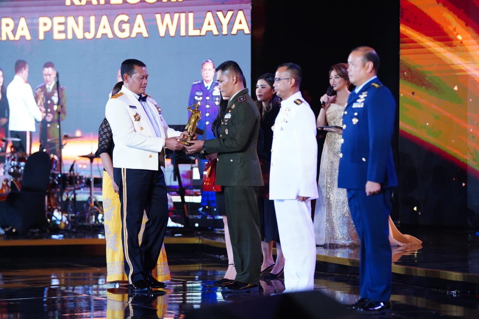 Panglima TNI Laksamana Yudo Margono menganugerahkan Soedirman Awards kepada sembilan prajurit TNI berprestasi. (SinPo.id/Puspen TNI)