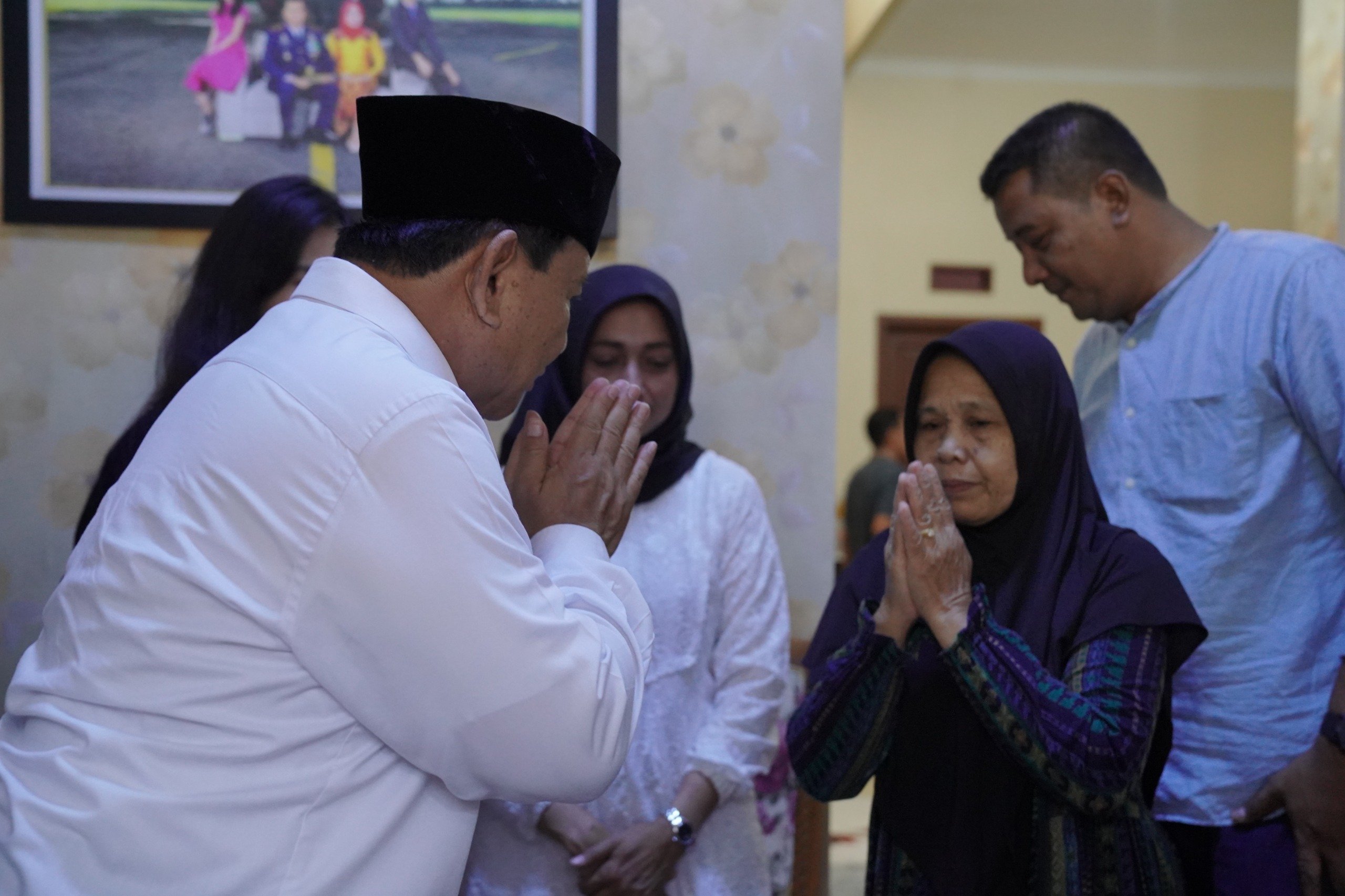 Prabowo menyalami keluarga korban pesawat Tucano (Sinpo.id/Tim Media)