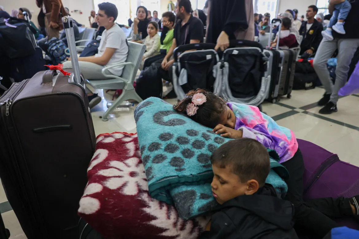 Setidaknya 320 orang pemegang paspor asing telah meninggalkan Gaza melalui perbatasan Rafah menuju Mesir. (SinPo.id/AFP)