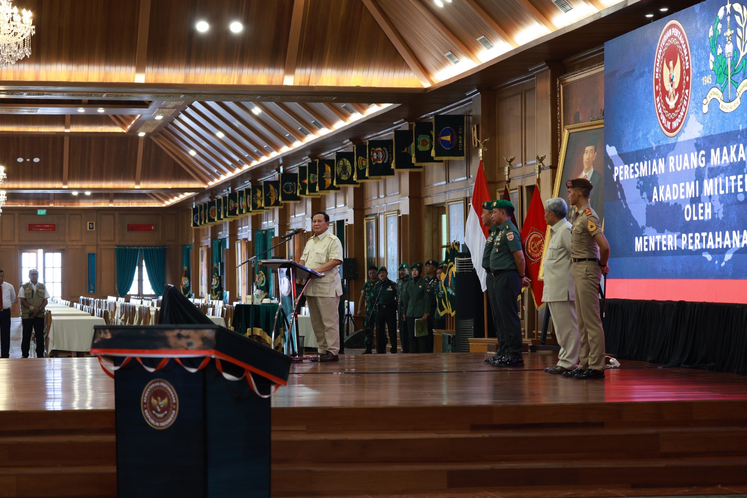 Menteri Pertahanan (Menhan) Prabowo Subianto meresmikan pembangunan ruang makan Taruna Husein di Akademi Militer (Akmil), Magelang pada Kamis, 9 November 2023. (SinPo.id/Tim Media)