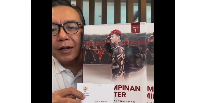 Ari Lasso pamerkan buku yang diterima dari Prabowo (Sinpo.id/Instagram)