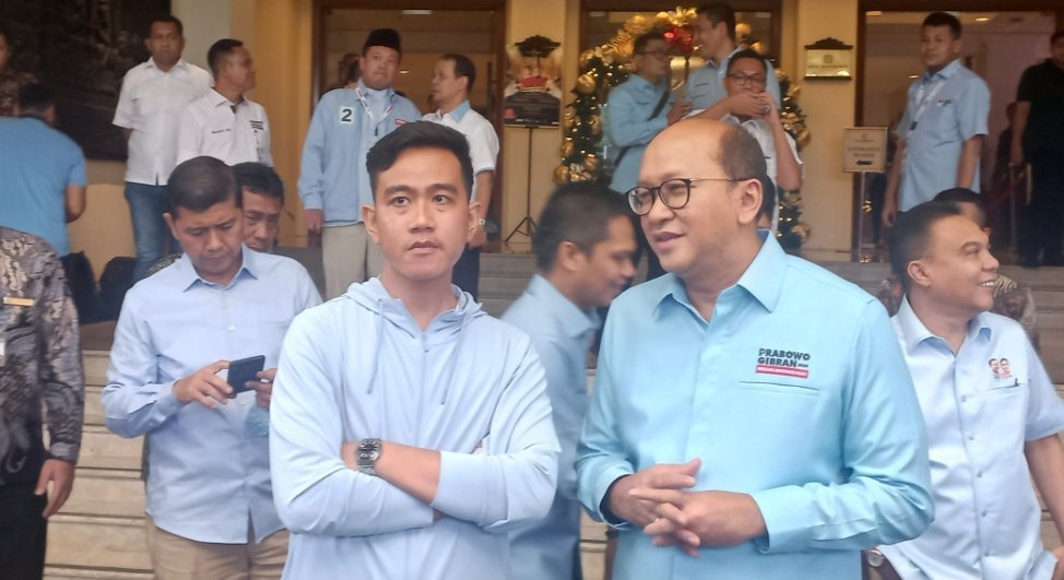 Cawapres nomor urut 2, Gibran Rakabuming (kiri), bersama Ketua Tim Kampanye Nasional (TKN) Prabowo-Gibran, Rosan Roeslani (kanan). (SinPo.id/ Khaerul Anam)