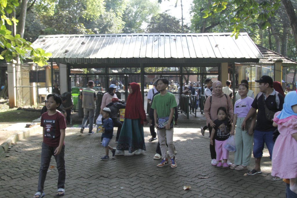 Pengunjung di Taman Margasatwa Ragunan (SinPo.id/ Ashar)