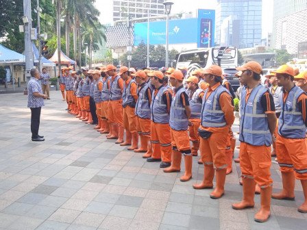 Para petugas kebersihan DLH DKI Jakarta (Sinpo.id/BeritaJakarta)