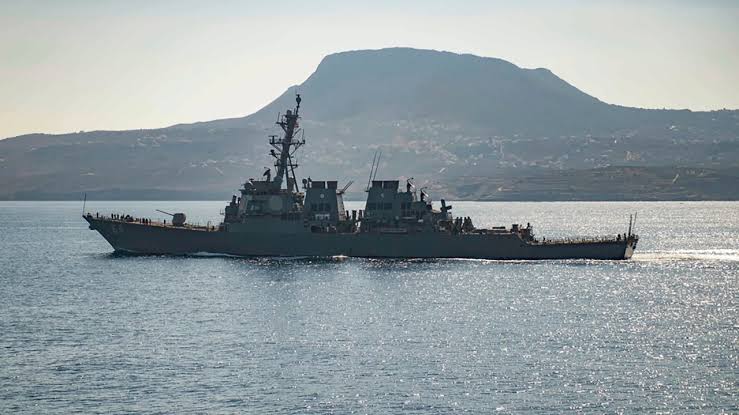 Kapal perang dan kapal komersial milik Amerika Serikat (AS) dikabarkan diserang di Laut Merah pada Minggu 3 Desember 2023. (SinPo.id/AP)