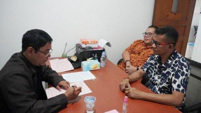 Kejari Jakarta Timur menangguhkan penahanan tersangka tindak pidana perpajakan dan kasus TPPU Jubir Timnas AMIN Nurindra B. Charismiadji (tengah). (SinPo.id/Istimewa)
