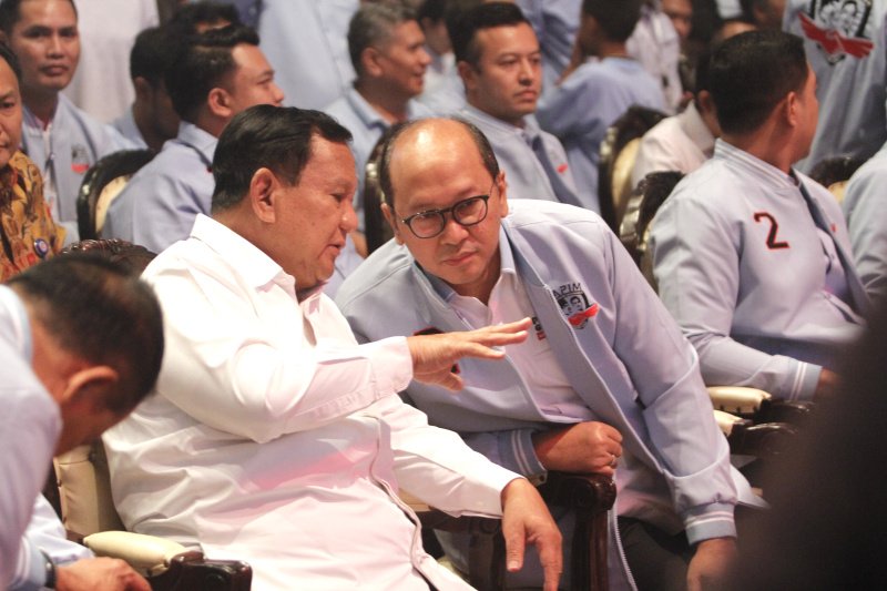 Ketua Tim Kampanye Nasional (TKN) Prabowo-Gibran, Rosan Roeslani (kanan). (SinPo.id/Ashar)