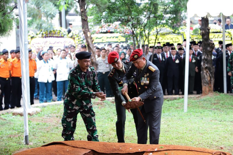Pemakaman mantan Kepala BNPB Doni Monardo di TMP Kalibata (SinPo.id/ Ashar)