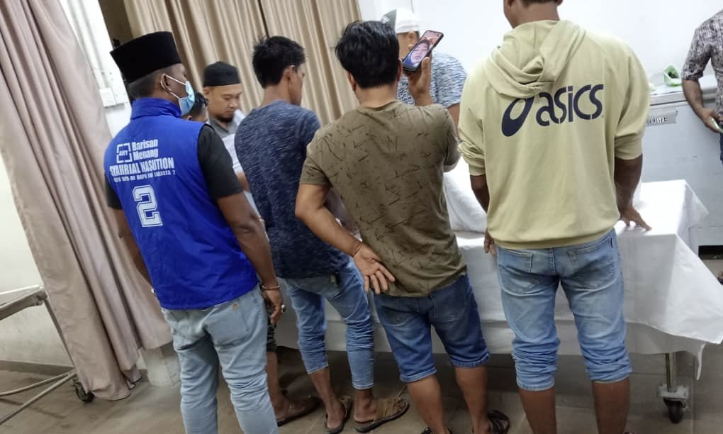 Tim relawan Syahrial Nasution di Kuala Lumpur, Malaysia membantu pemulangan jenazah Asmaki, seorang pekerja migran Indonesia di Malaysia. (SinPo.id/Dok. Pribadi)