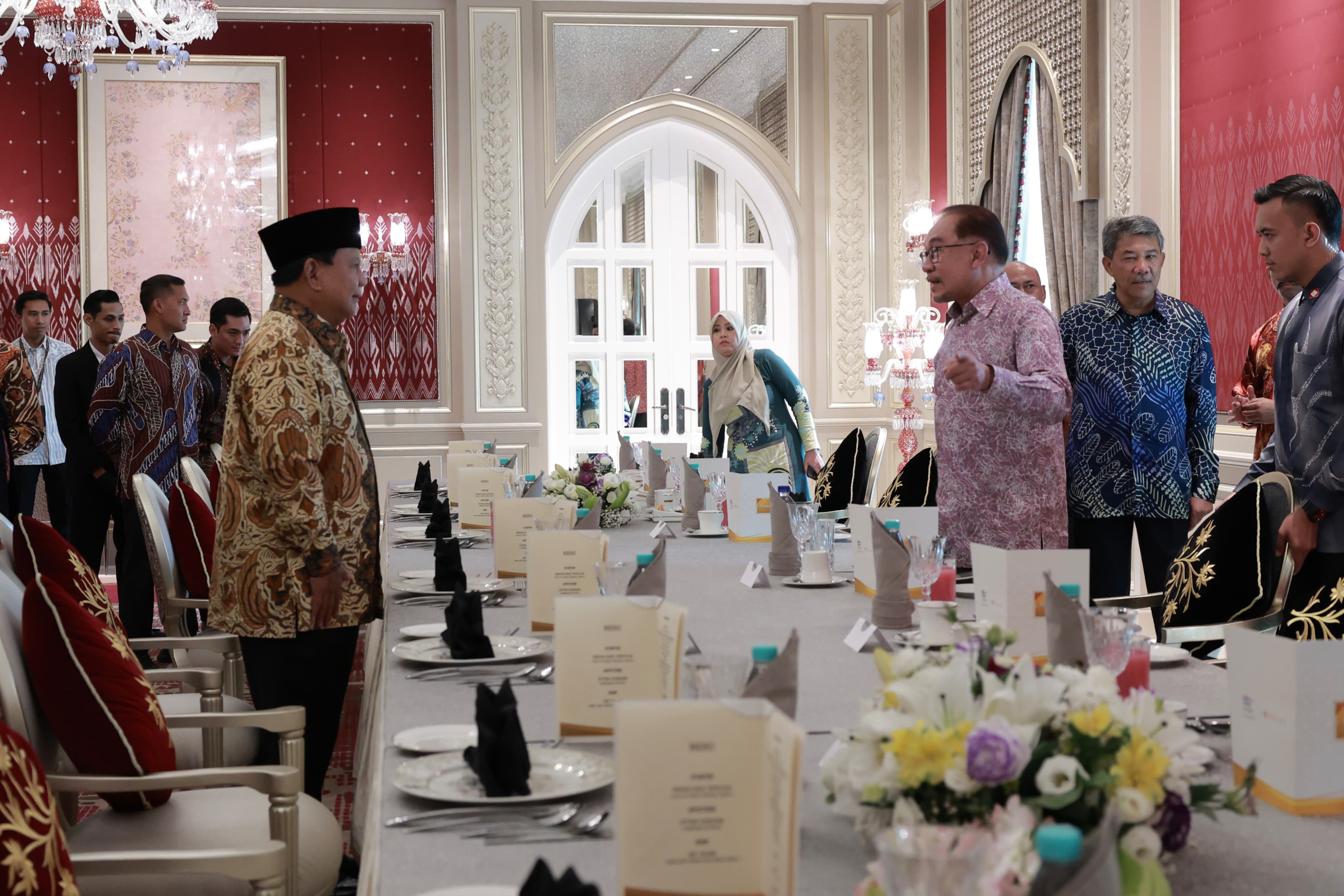 Momen keakraban Prabowo dan Anwar Ibrahim (Sinpo.id/Tim Media)