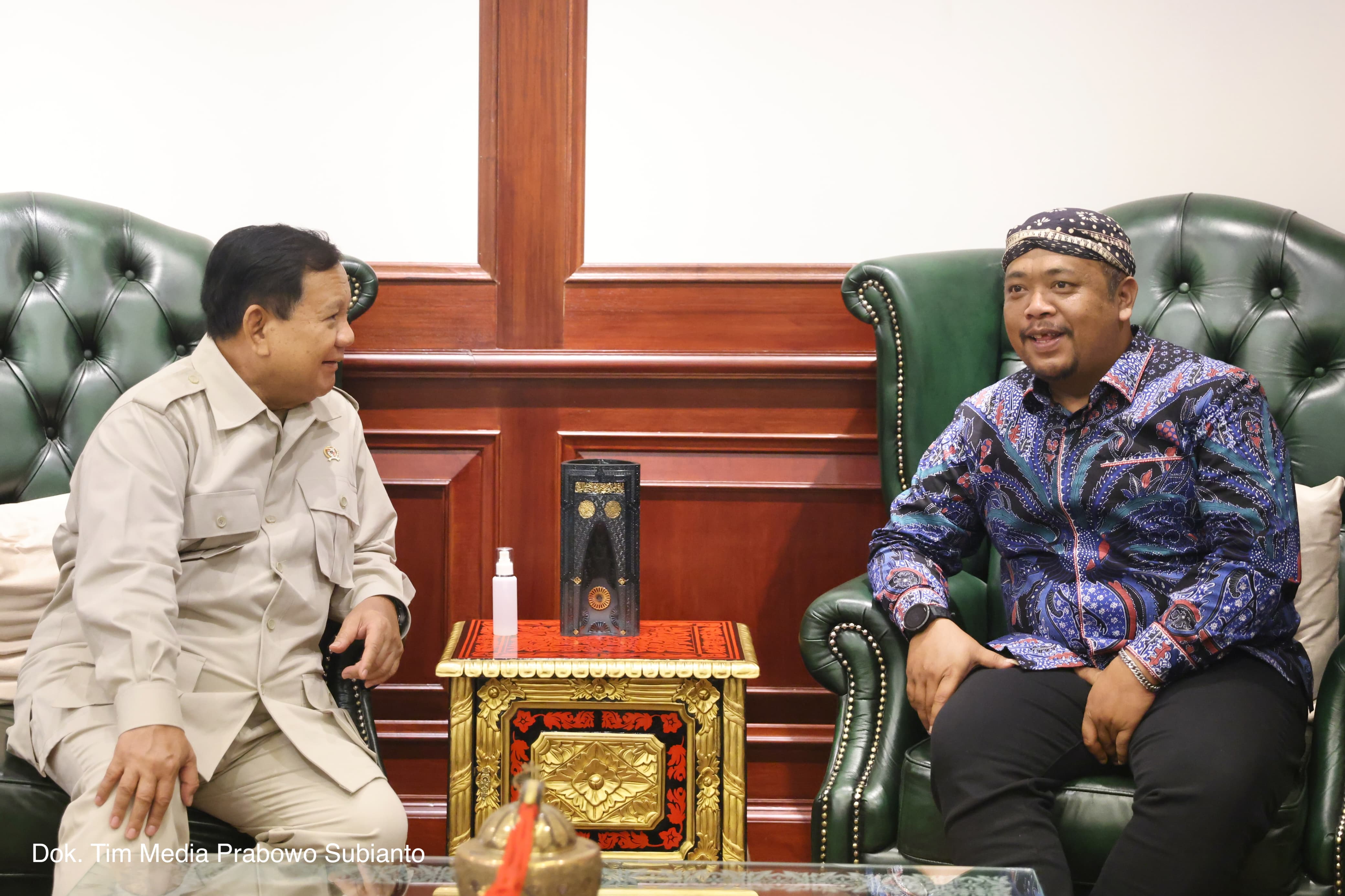 Capres nomor urut 2, Prabowo Subianto bertemu dengan Abah Lala, pencipta lagu 'Yo Pasti Menang'. (SinPo.id/Tim Media)