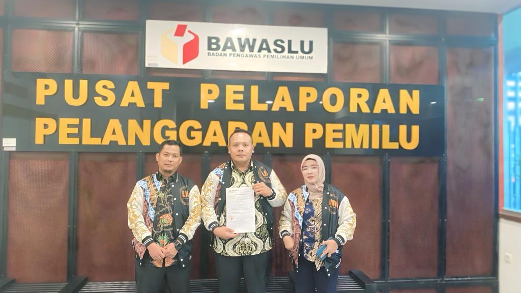 Advokat Lingkar Nusantara (LISAN) melaporkan dugaan kecurangan dan pelanggaran pemilu ke Bawaslu. (SinPo.id/Dok. Pribadi)