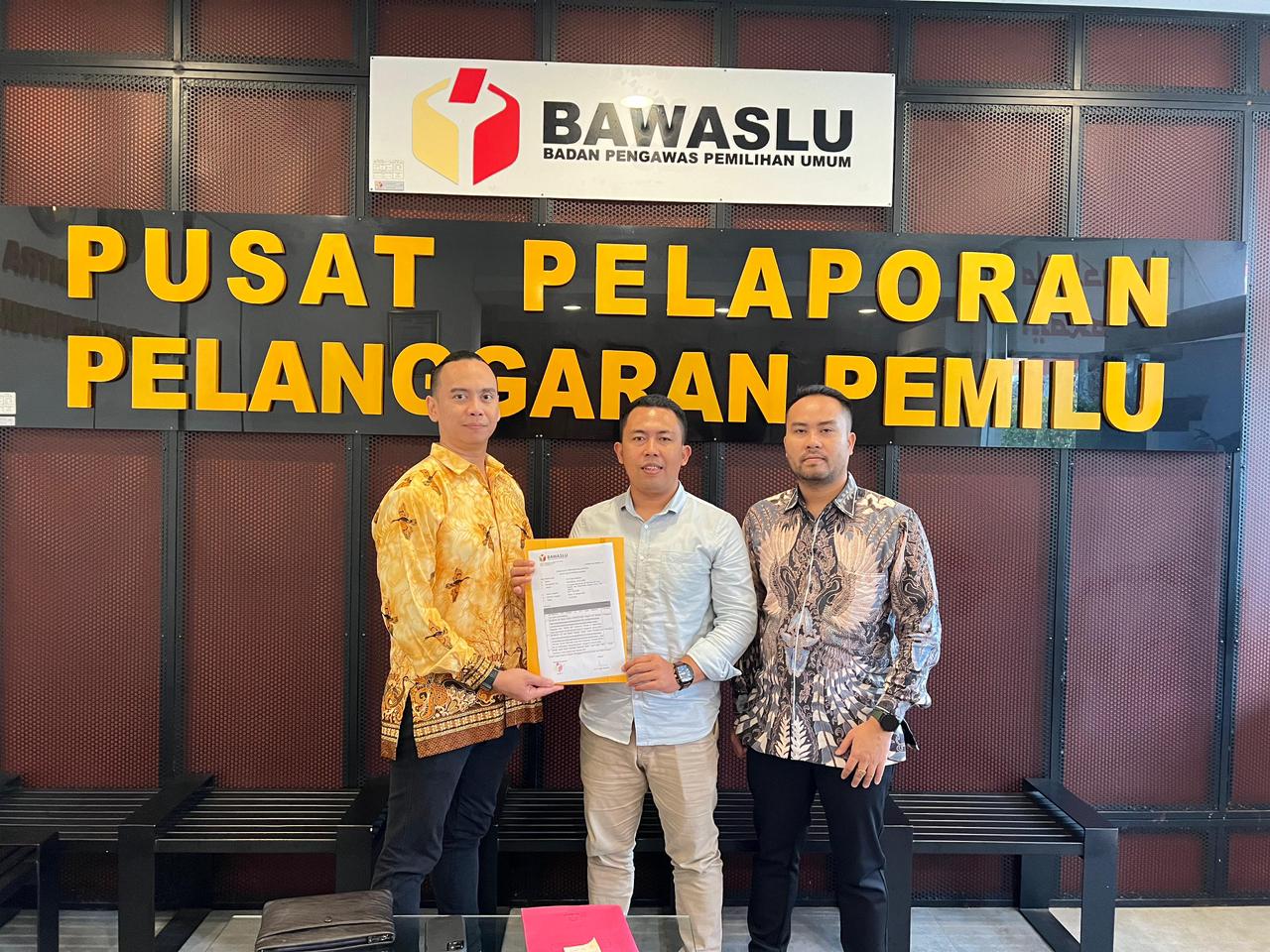Advokat Anti Hoax Indonesia laporkan cawapres Mahfud MD ke Bawaslu (SinPo.id/Dok. AHI)