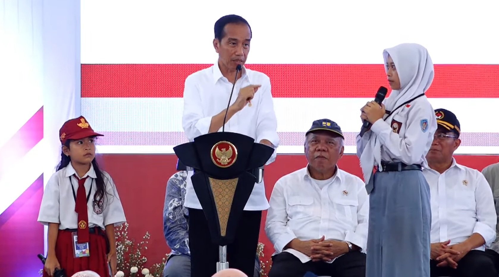 Presiden Jokowi saat berikan bantuan KIP di Blora (SinPo.id/ Setpres)