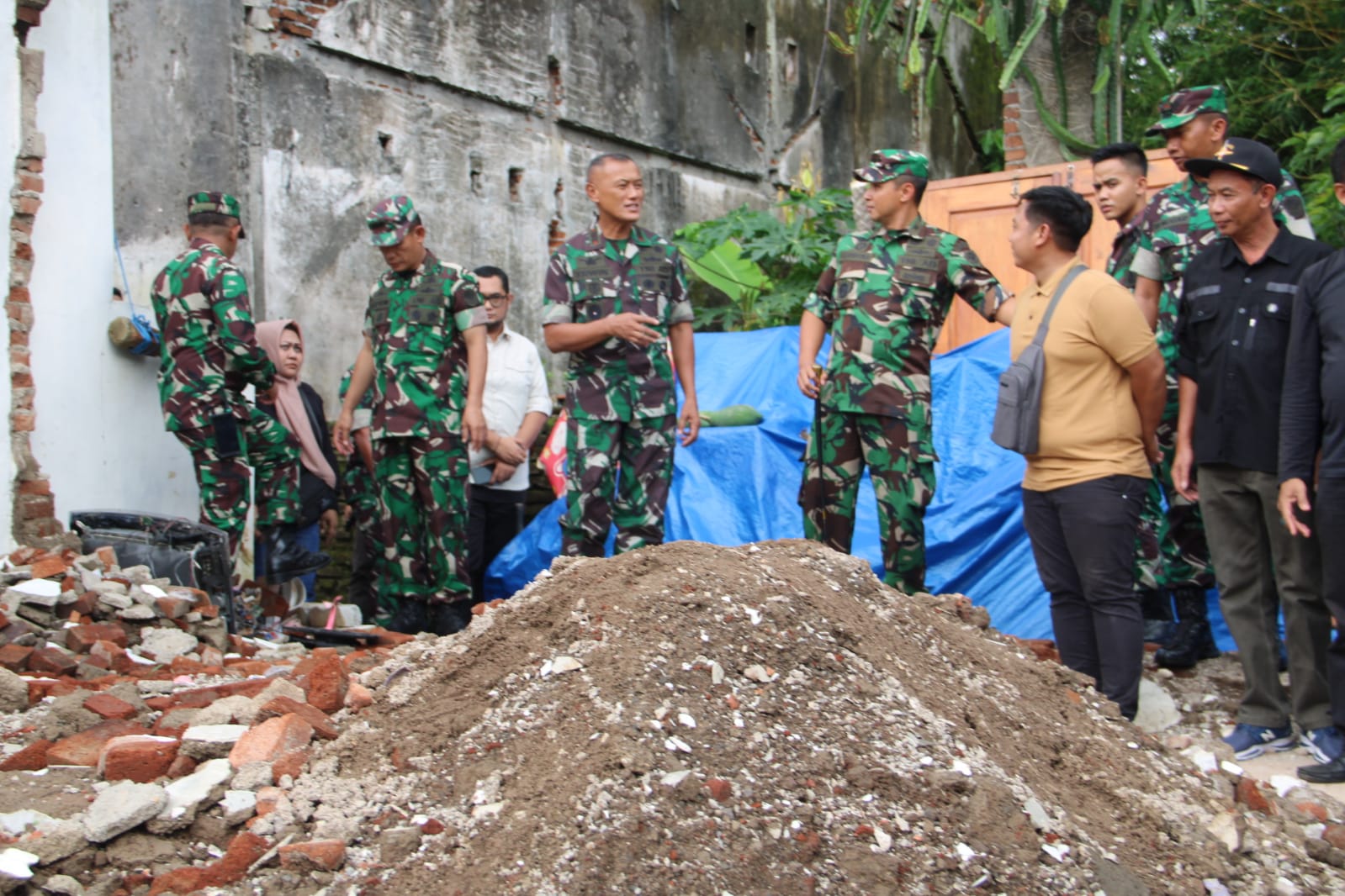 Prajurit TNI saat salurkan bantuan ke korban gempa Sumedang (SinPo.id/ Puspen TNI)