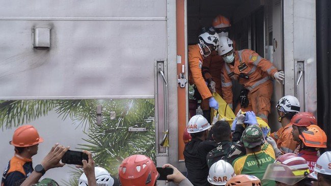 Satu korban tewas kecelakaan KA Turangga dan KA Lokal Bandung Raya di Cicalengka, Jawa Barat, yang sebelumnya terjebak di gerbong berhasil dievakuasi. (SinPo.id/AP)
