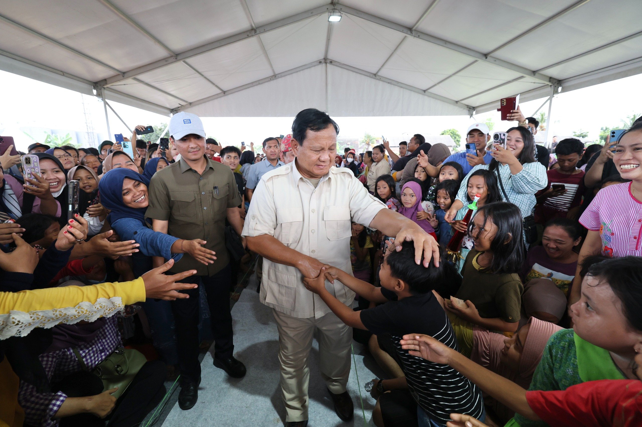 Prabowo Subianto bercengkerama dengan masyarakat (Sinpo.id/Tim Media)