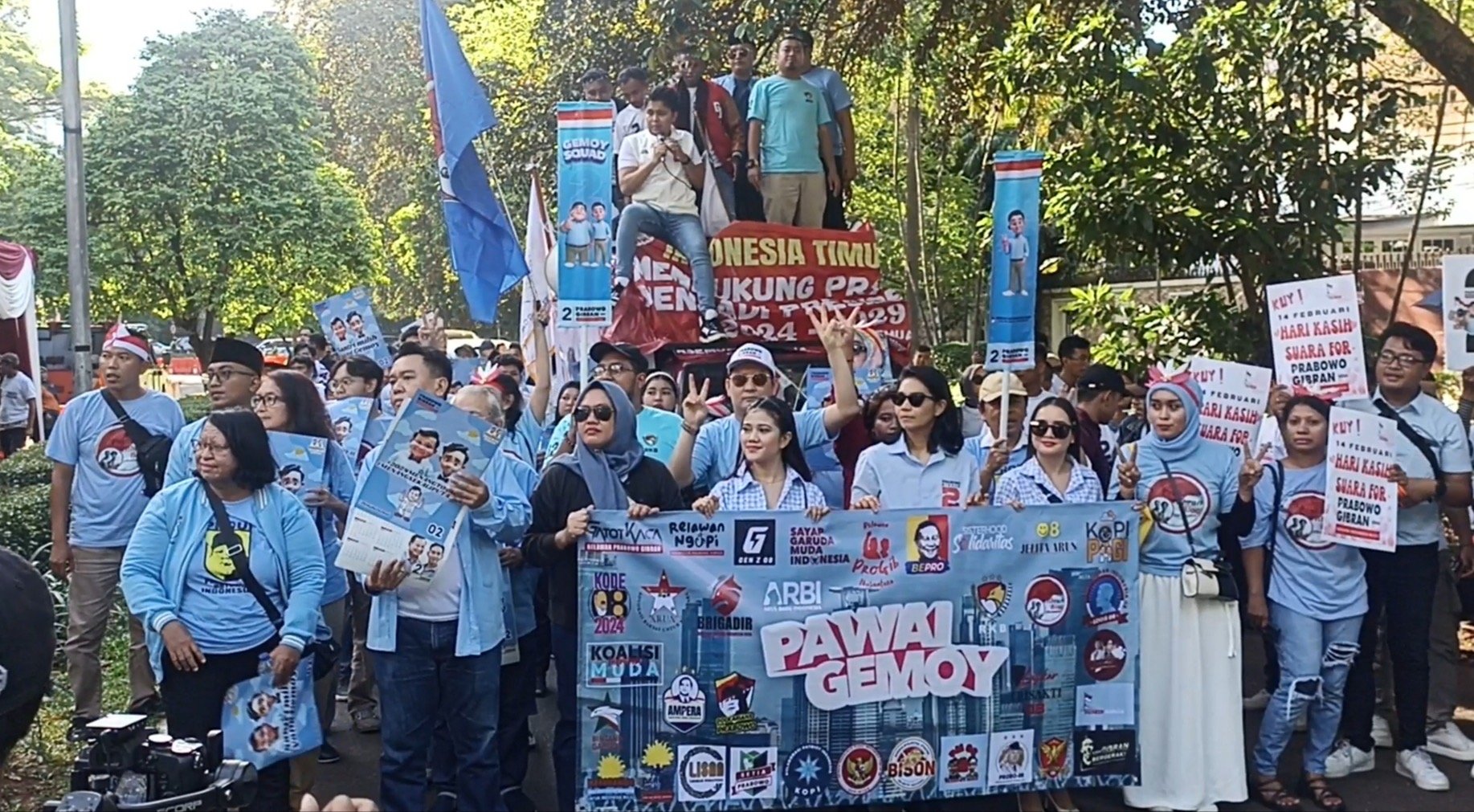 Relawan Gen Z dan Milenial menggelar aksi pawai Gemoy untuk mendeklarasikan dukungan untuk Prabowo-Gibran. (SinPo.id/Sigit Nuryadin)