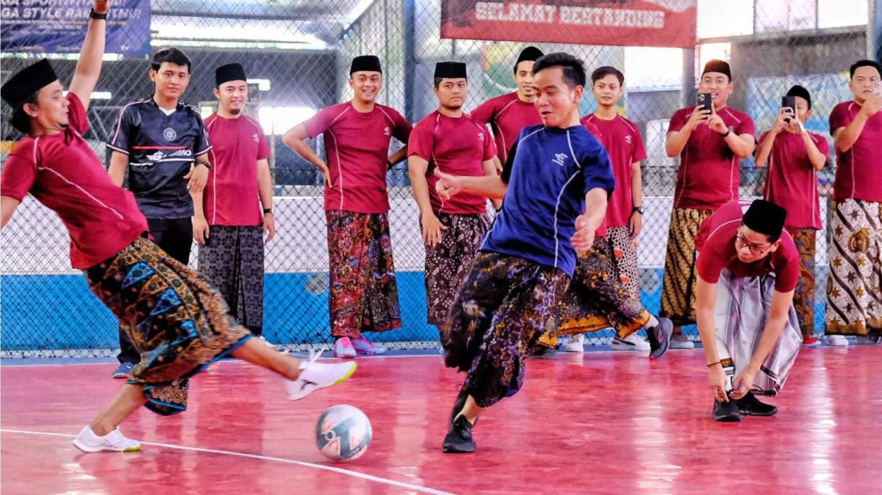 Cawapres nomor urut 2 Gibran Rakabuming Raka mengikuti Fun Futsal Sarungan Bareng Samsul di Kota Cirebon. (SinPo.id/Istimewa)