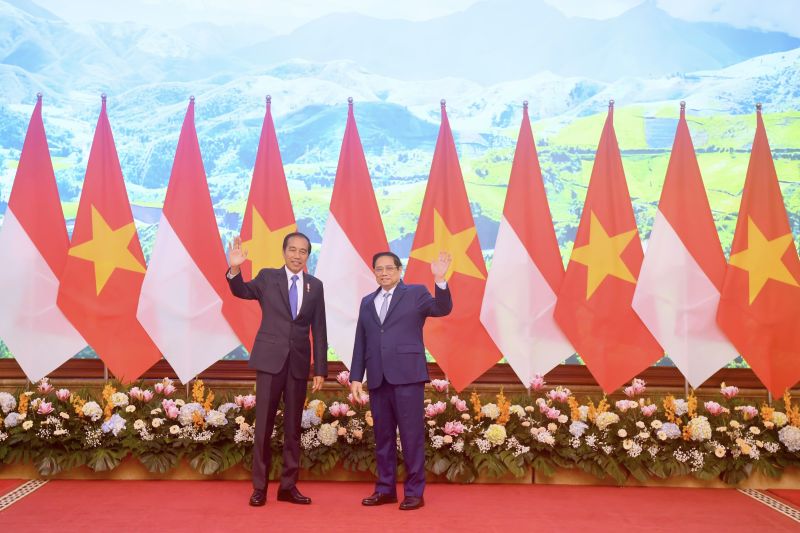 Presiden Joko Widodo (kiri) bertemu dengan Perdana Menteri Vietnam Pham Minh Chinh (kanan) di Government Office, Hanoi pada Jumat, 12 Januari 2024. (SinPo.id/BPMI)
