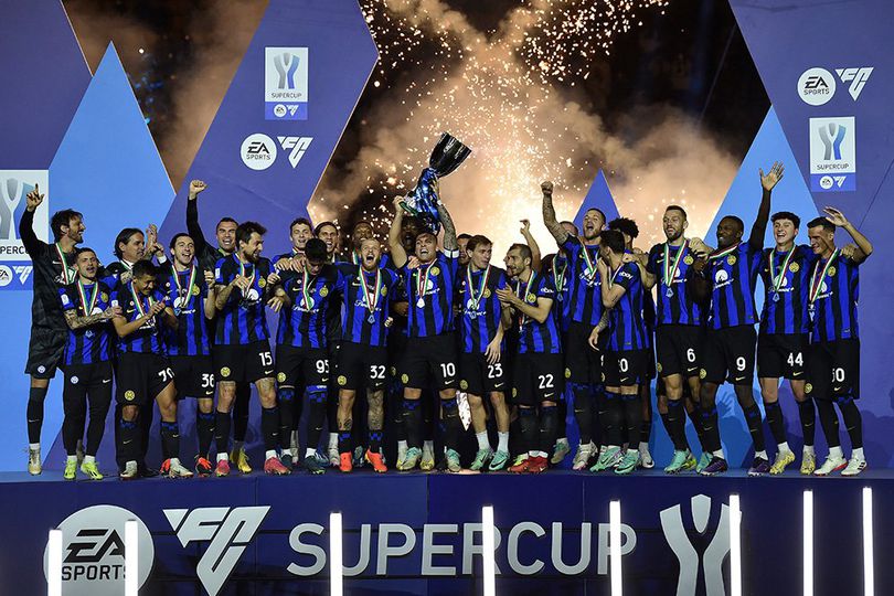Skuad Inter Milan mengangkat trofi Supercoppa Italiana 2023. (SinPo.id/AP Photo)