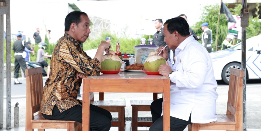 Presiden Jokowi dan Menhan Prabowo saat santap bakso di Magelang (SinPo.id/ Tim Media)
