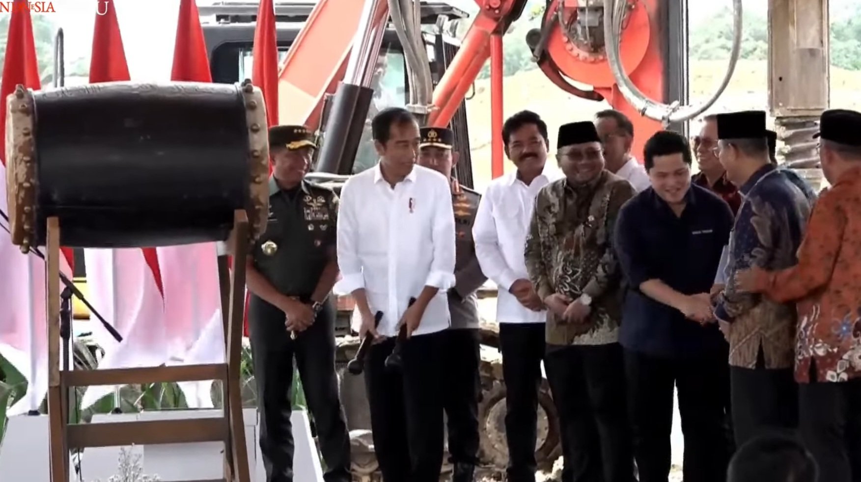 Presiden Jokowi meletakkan batu pertama pembangunan Masjid Negara IKN. (SinPo.id/Youtube Setpres)