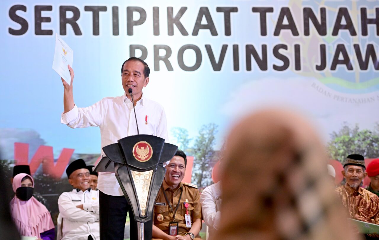 Presiden Jokowi membagikan sertifikat tanah kepada masyarakat yang merupakan solusi untuk menyelesaikan sengketa lahan. (SinPo.id/BPMI Setpres)