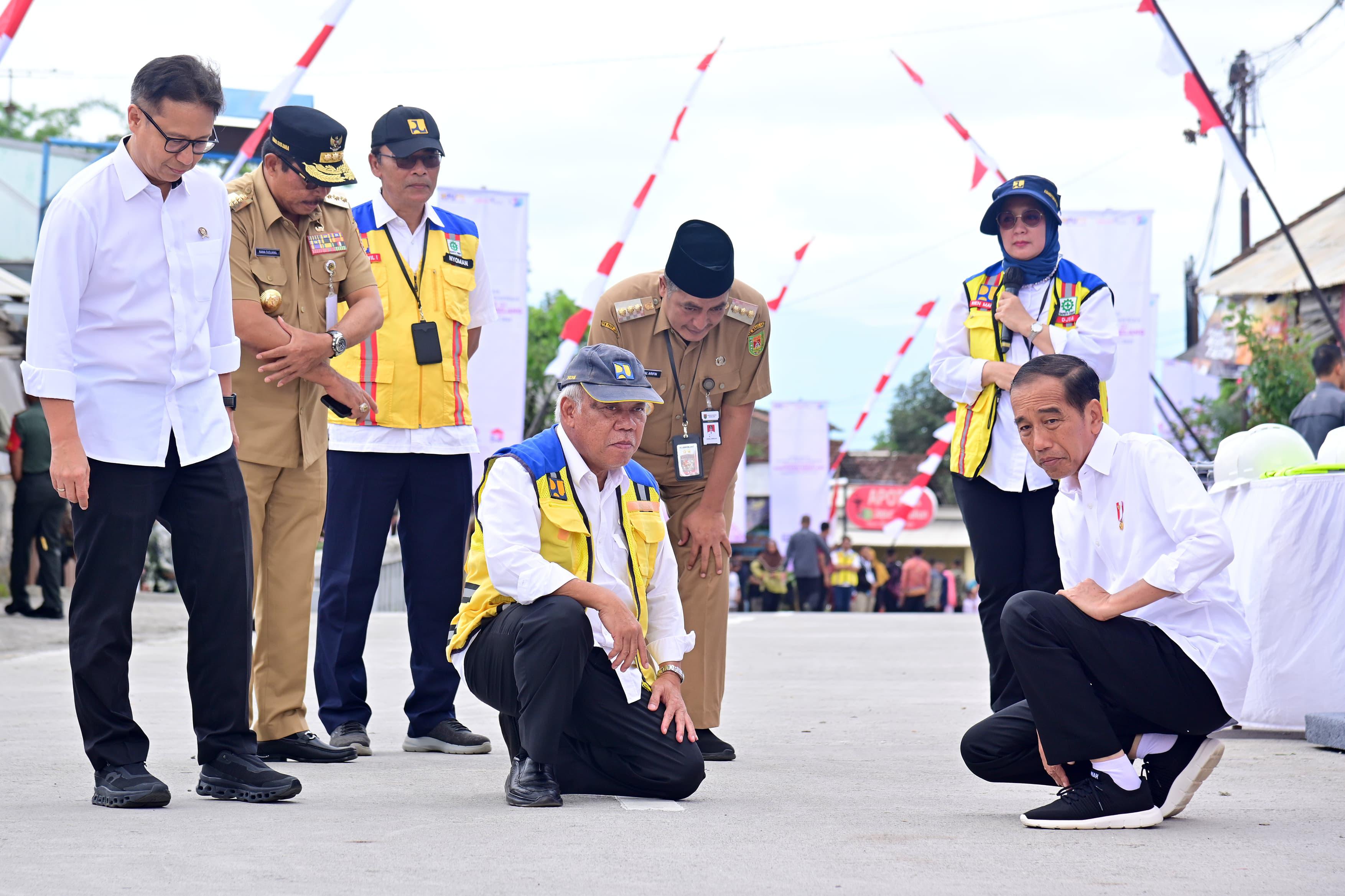 Presiden Jokowi meninjau proyek perbaikan jalan Solo-Purwodadi di wilayah Desa Ngandul. (SinPo.id/Setpres).