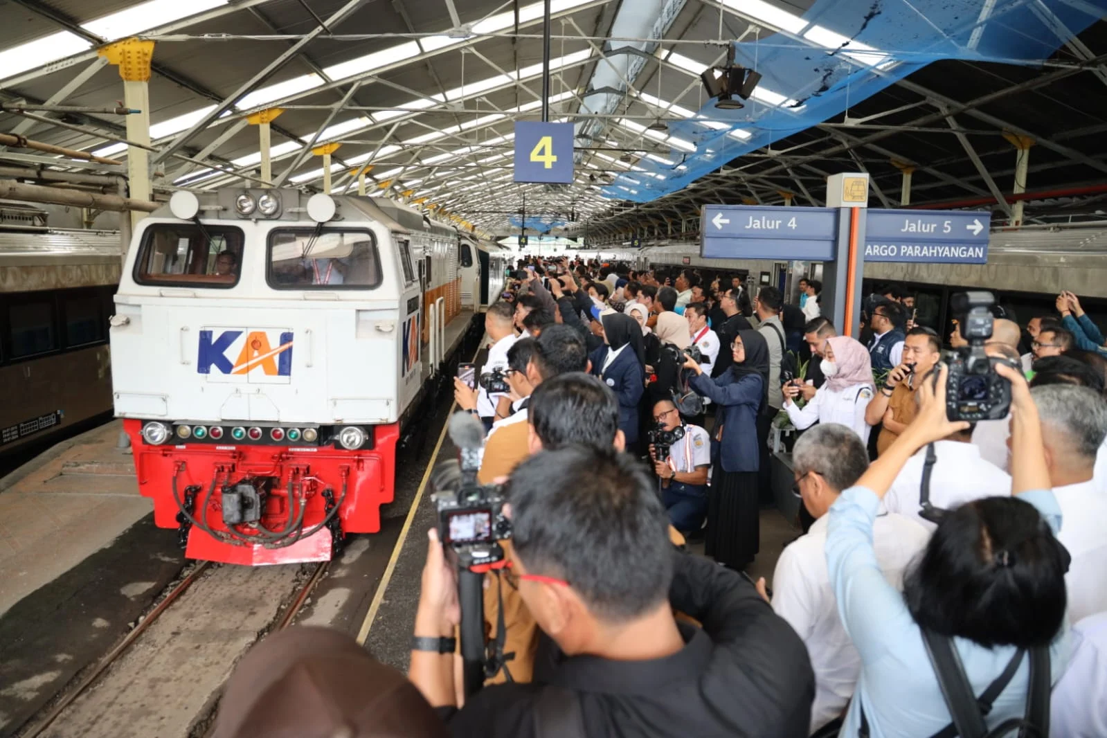 PT KAI meluncurkan kereta api baru (SinPo.id/PT KAI)