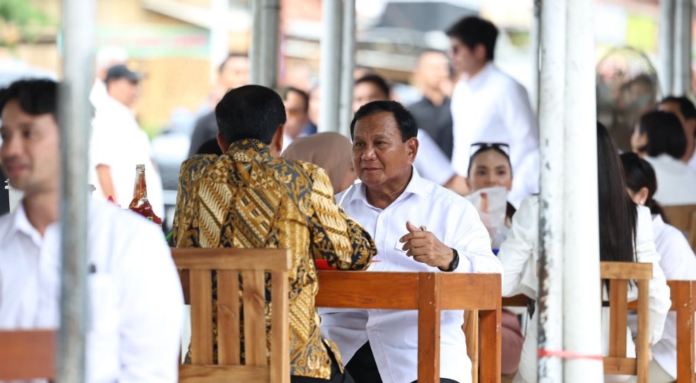 Menhan Prabowo Subianto saat makan bakso bersama Presiden Jokowi (SinPo.id/ Tim Media)