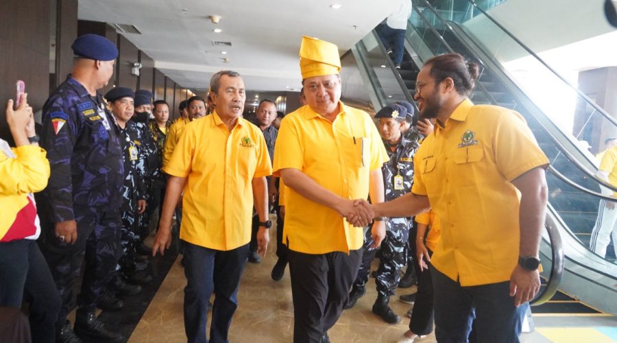 Ketua Umum DPP Partai Golkar Airlangga Hartarto (tengah). (SinPo.id/Dok. Golkar)