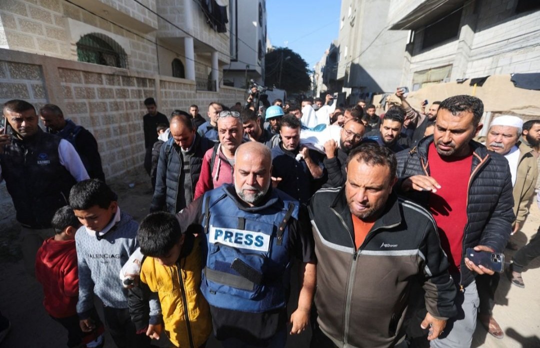 Wael Al-Dahdouh yang mengantarkan jenazah putranya ke pemakaman.(Reuters/SinPo.id)