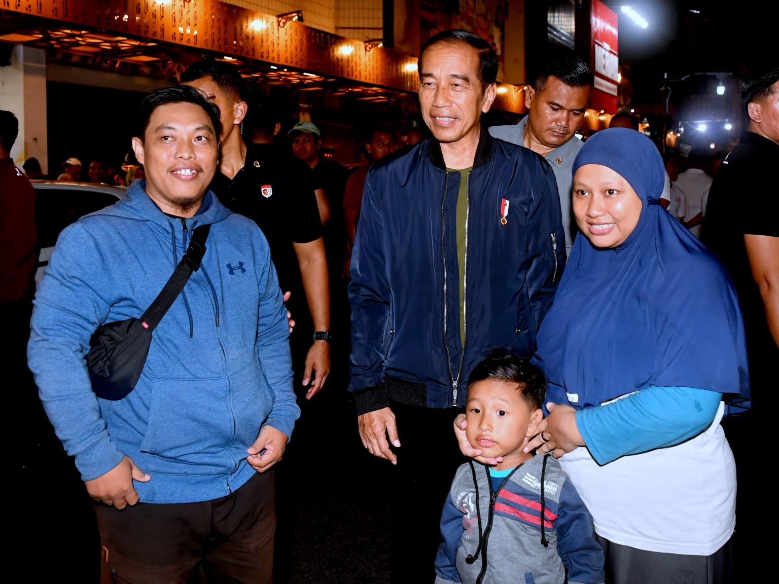 Presiden Jokowi saat menyapa warga di Pasar Pon Surakarta (SinPo.id/ Setkab)