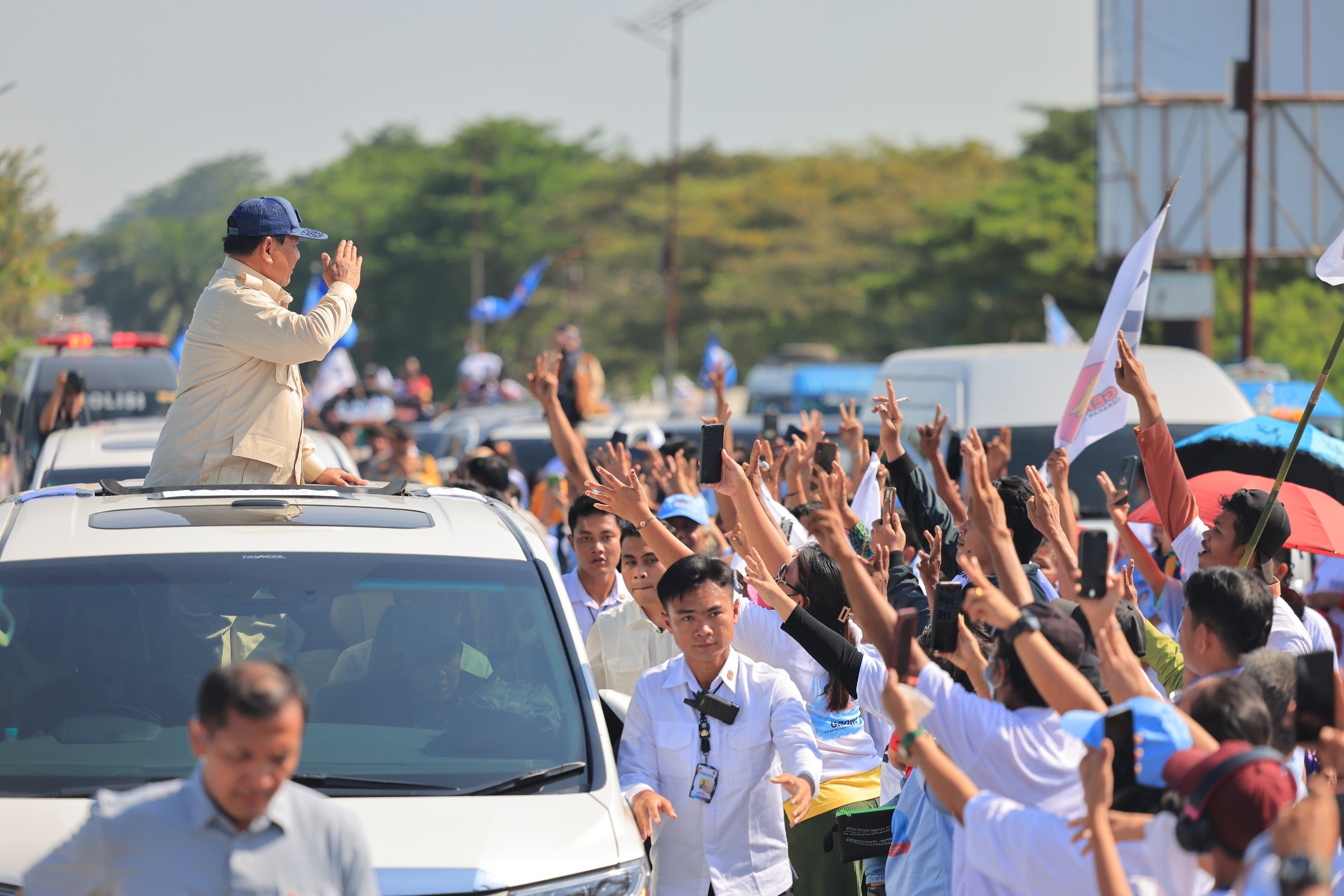 Prabowo beri hormat ke hadapan jutaan pendukungnya di Medan (Sinpo.id/Tim Media)